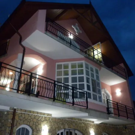 Manor Apartment *